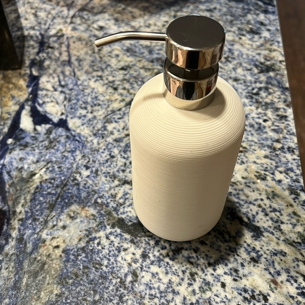 Kassatex white & chrome ribbed soap pump NWOT